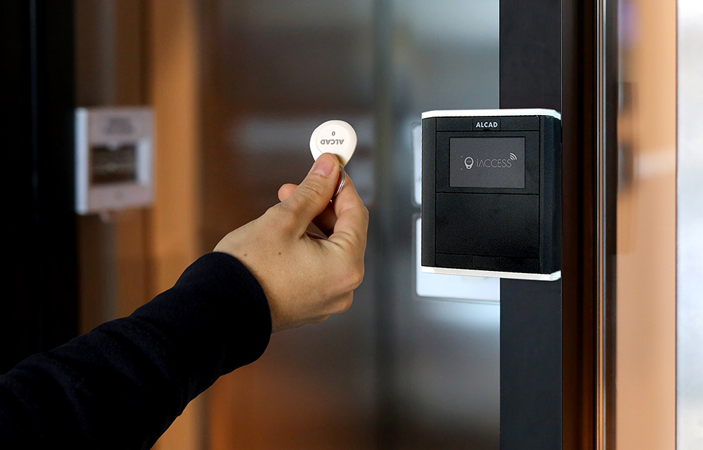 iACCESS: simplifies access control to buildings or residential areas using proximity readers